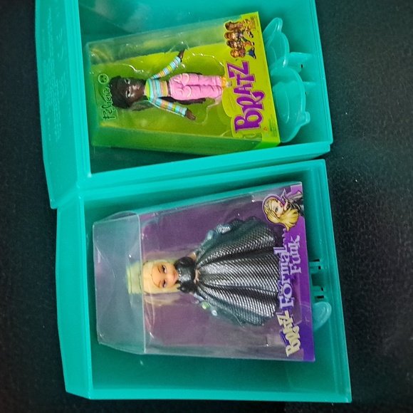 Mini Bratz Series 3 Formal Funk Felicia & Cloe - Picture 5 of 9